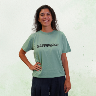 Camila indossa la t-shirt Greenpeace verde salvia con logo nero